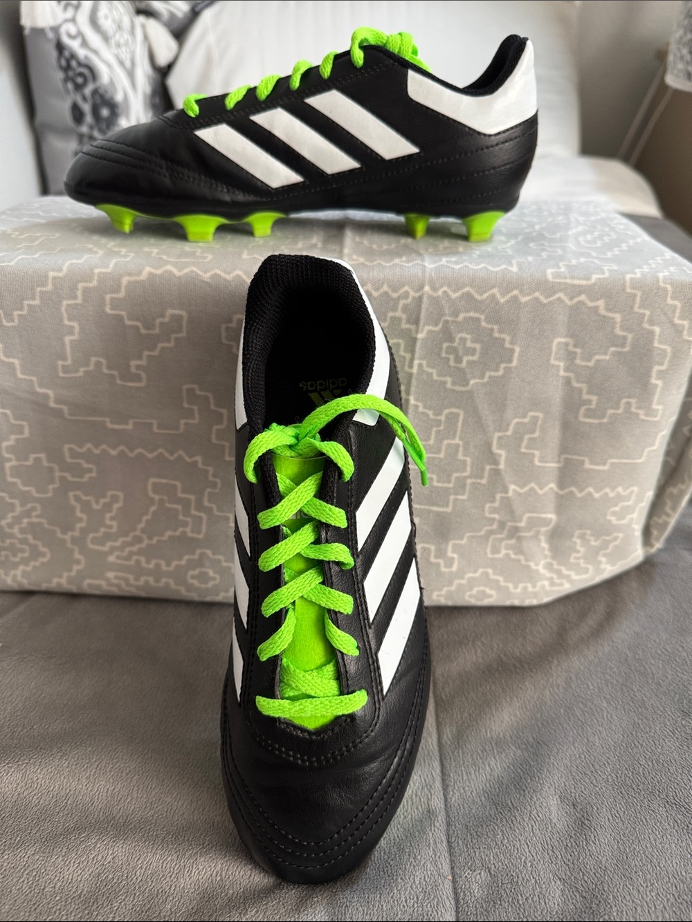 adidas youth goaletto Black white & Neon Green Soccer Cleats size 4.5
